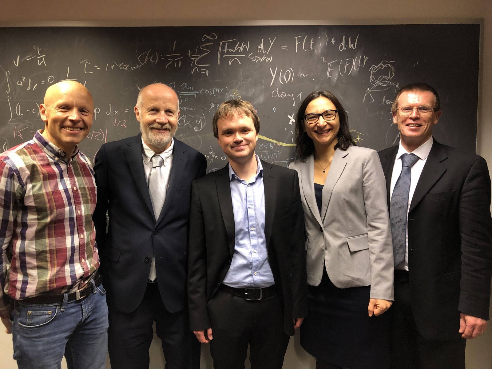 Ph.D. Jacob Skauvold sammen med hovedveileder og bedømmelseskomité: Fra venstre: Jo Eidsvik, Hans Wackernagel, Jacob Skauvold, Sara Martino og Geir Storvik.